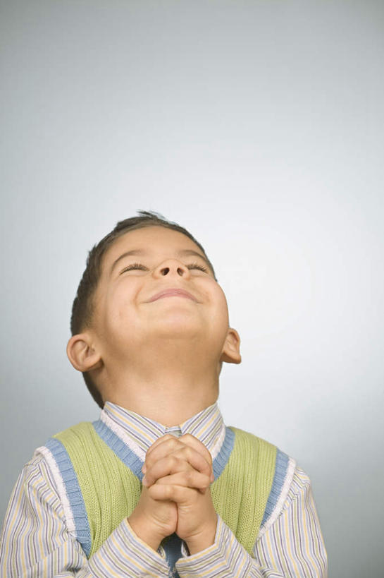 西方人,儿童,脸,头,脸颊,一个人,站,笑,双手交叉,微笑,竖图,室内,特写,白天,白色背景,正面,毛衣,衬衫,纯洁,欧洲,欧洲人,仅一个男性,仅一个人,抬,背心,领带,注视,肩膀,小孩,观察,看,站着,仅一个小孩,可爱,童年,童趣,许愿,摄影,影棚,观看,抬起,察看,双手抱胸,关注,童真,烂漫,无邪,天真,男孩,男人,男性,白种人,孩子,头部,脸部,脸蛋,面部,半身,彩图,影棚拍摄,绒衣,套衫,套头毛衣,线衣,拍摄,男生