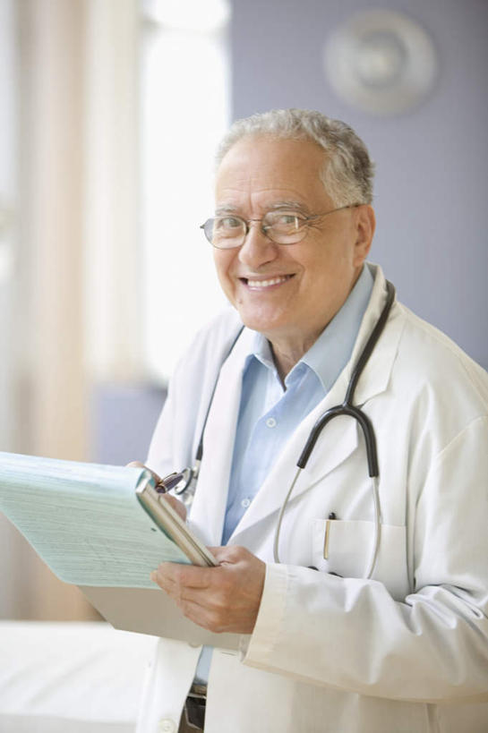 西方人,一个人,医生,医院,站,竖图,室内,白天,正面,窗户,欧洲,欧洲人,仅一个男性,仅一个人,朦胧,模糊,笔,材料,档案,文件,眼镜,文件夹,注视,玻璃窗,听诊器,资料,观察,看,站着,仅一个老年男性,医护人员,医疗人员,观看,察看,关注,文档,听筒,老年男性,男人,男性,白种人,大夫,半身,彩图