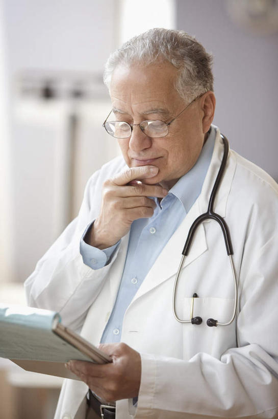 西方人,一个人,医生,站,竖图,室内,白天,正面,欧洲,欧洲人,仅一个男性,仅一个人,撑,朦胧,模糊,笔,材料,档案,文件,眼镜,文件夹,托腮,注视,资料,观察,看,托,站着,仅一个老年男性,医护人员,医疗人员,思考,思索,观看,察看,关注,托下巴,文档,听筒,老年男性,男人,男性,白种人,大夫,半身,彩图