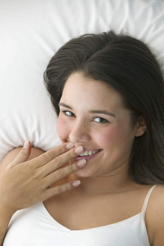 西方人,嘴,一个人,躺,笑,露齿笑,竖图,俯视,室内,白天,床,欧洲,欧洲人,仅一个年轻女性,仅一个女性,仅一个人,床单,注视,被子,观察,看,手势,遮,遮掩,单人床,观看,察看,掩盖,被单,遮挡,关注,遮盖,掩饰,害羞,年轻女性,女人,女性,白种人,口,口腔,嘴巴,嘴唇,躺着,半身,彩图,高角度拍摄,开心