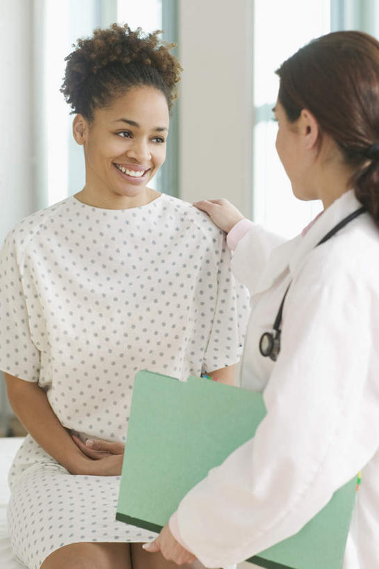 西方人,两个人,医生,医院,站,坐,笑,露齿笑,竖图,室内,白天,正面,欧洲,非洲,黑人,欧洲人,文件夹,注视,观察,看,站着,医护人员,医疗人员,观看,察看,白大褂,关注,医疗机构,听筒,年轻女性,女人,女性,白种人,非洲人,大夫,坐着,半身,彩图,病院,诊所