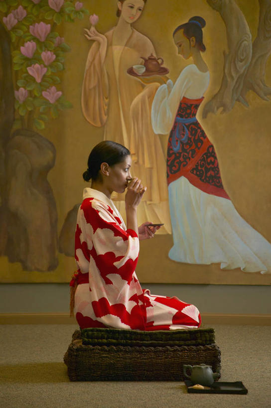 东方人,一个人,盘腿,竖图,室内,白天,侧面,民族服装,地板,托盘,亚洲,仅一个年轻女性,仅一个女性,仅一个人,和服,坐垫,茶道,陶瓷制品,拿,拿着,注视,黄种人,壁画,画,观察,看,陶瓷杯,服饰,观看,察看,关注,吴服,唐草,唐花,唐锦,年轻女性,女人,女性,亚洲人,茶杯,装饰画,盘腿而坐,盘膝,盘着腿的,盘着腿坐,双腿交叉,彩图,全身,传统服装,民俗服