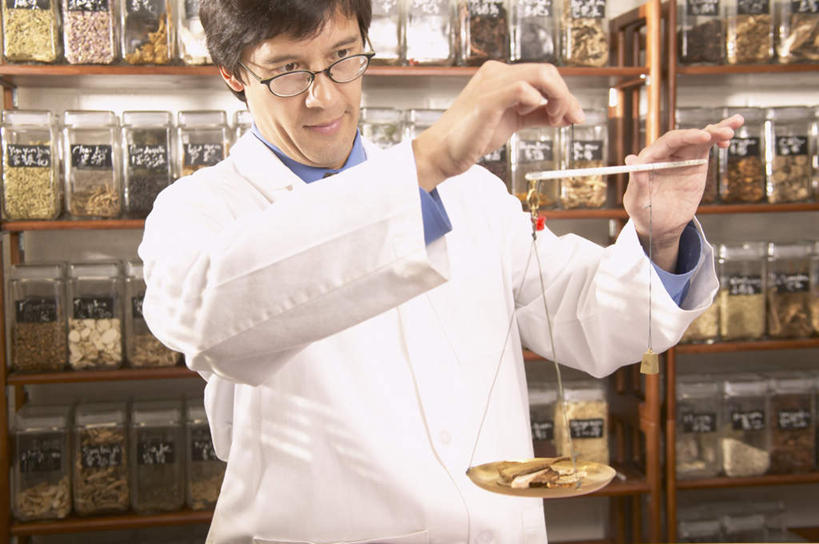 东方人,一个人,药剂师,站,横图,室内,白天,正面,衬衫,植物,柜子,玻璃,亚洲,仅一个男性,仅一个人,一排,许多,整齐,瓶,眼镜,药瓶,光,灯光,草药,药草,拿,拿着,黄种人,中药,灯,排列,仅一个年轻男性,药店,站着,提,药房,提着,白大褂,队列,药柜,药材,中草药,照明工具,中药材,本草,男人,男性,年轻男性,亚洲人,配药师,秤,半身,彩图,衬衣