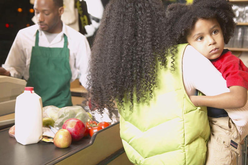 儿童,背部,三个人,家庭,母亲,儿子,商店,站,坐,横图,室内,白天,正面,衬衫,购物,纯洁,消费,苹果,菠萝,石榴,香蕉,蔬菜,西红柿,水果,非洲,黑人,服装,商品,围裙,休闲装,小孩,衣服,站着,休闲,温暖,温馨,母子,一家人,休闲服,塑料瓶,可爱,母爱,童年,童趣,服饰,和睦,结账,童真,烂漫,无邪,天真,男孩,男人,男性,年轻男性,年轻女性,女人,女性,非洲人,番茄,坐着,半身,彩图,衬衣,融洽,男生