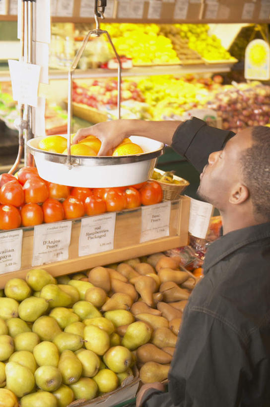 一个人,商店,站,竖图,室内,白天,侧面,衬衫,购物,消费,超市,商场,柠檬,蔬菜,西红柿,水果,非洲,黑人,仅一个男性,仅一个人,服装,光线,商品,灯光,梨子,注视,休闲装,货架,仅一个年轻男性,衣服,观察,看,站着,休闲,休闲服,服饰,观看,察看,挑选,关注,男人,男性,年轻男性,非洲人,半身,彩图,衬衣,购物商场,购物中心