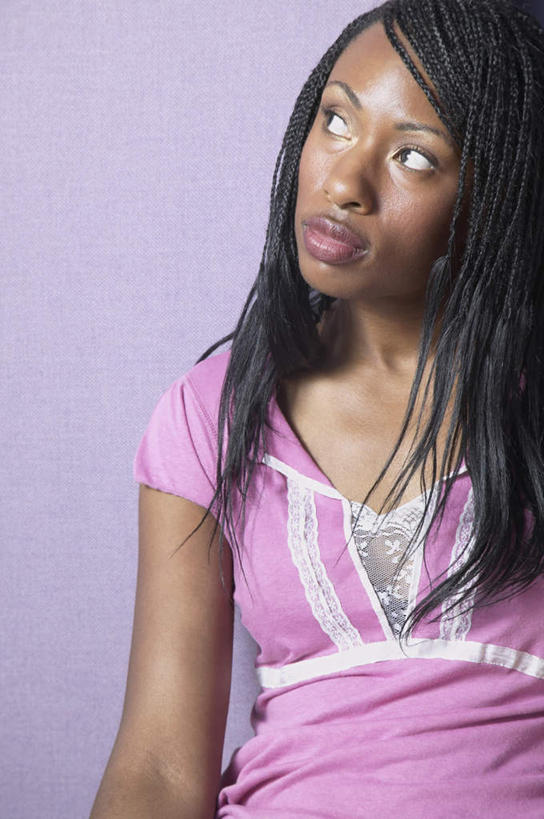 西方人,一个人,坐,竖图,室内,白天,正面,欧洲,黑人,欧洲人,仅一个年轻女性,仅一个女性,仅一个人,紫色背景,服装,注视,休闲装,衣服,观察,看,休闲,思考,休闲服,思索,摄影,服饰,影棚,观看,察看,关注,年轻女性,女人,女性,坐着,半身,彩图,影棚拍摄,拍摄