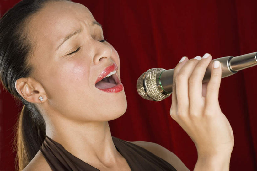 西方人,脸,头,脸颊,一个人,站,闭眼,捧,横图,室内,特写,白天,正面,晚礼服,欧洲,欧洲人,仅一个年轻女性,仅一个女性,仅一个人,拿,拿着,肩膀,红色,唇膏,话筒,口红,站着,唱歌,帷幕,麦克风,帷幔,幕布,幕帘,歌唱,帷幔布,年轻女性,女人,女性,白种人,头部,脸部,脸蛋,面部,闭眼睛,闭着眼,闭着眼睛,端,端着,捧着,半身,彩图,礼服