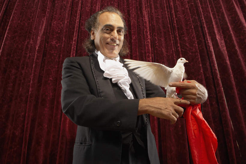 西方人,一个人,魔术师,笑,微笑,露齿笑,横图,室内,白天,仰视,制服,鸽子,欧洲,欧洲人,仅一个男性,仅一个人,仅一个中年男性,握,布,拿,拿着,注视,红色,观察,看,握着,帷幕,观看,察看,魔术,变戏法,关注,帷幔,幕布,幕帘,帷幔布,男人,男性,中年男性,白种人,魔术大师,半身,彩图,低角度拍摄,礼服