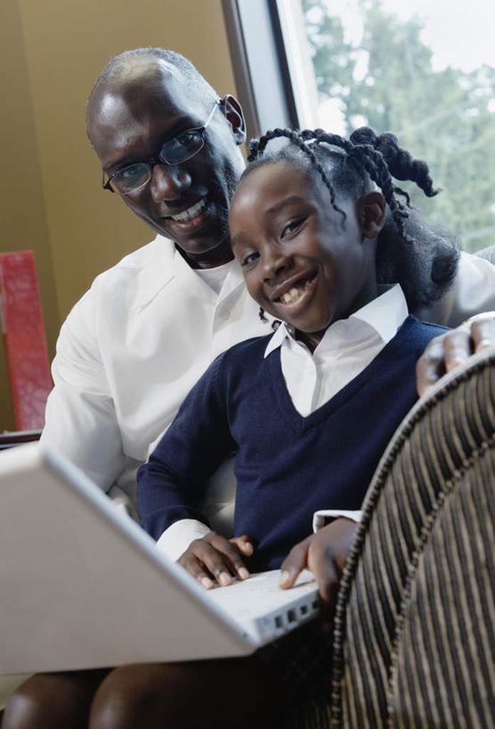 西方人,儿童,两个人,家庭,父亲,女儿,客厅,笑,微笑,露齿笑,竖图,室内,白天,仰视,衬衫,纯洁,电脑,笔记本电脑,窗户,沙发,欧洲,非洲,黑人,欧洲人,服装,网络,休闲装,通讯设备,玻璃窗,小孩,衣服,休闲,温暖,温馨,父女,一家人,休闲服,父爱,可爱,童年,童趣,服饰,和睦,无线,起居室,通信设备,无线网络,布艺沙发,无线上网,便携式电脑,童真,烂漫,无邪,客堂,天真,手提电脑,男人,男性,年轻男性,女孩,非洲人,孩子,年轻人,半身,彩图,低角度拍摄,衬衣,融洽,女生