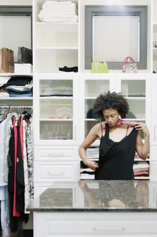 西方人,一个人,站,竖图,室内,白天,正面,高跟鞋,地板,柜子,衣架,抽屉,欧洲,非洲,黑人,欧洲人,仅一个女性,仅一个人,朦胧,模糊,影子,天窗,大理石,地面,注视,木地板,衣服,背包,衣柜,低头,观察,看,站着,仅一个中年女性,观看,踮脚,察看,起居室,挑选,关注,试衣服,女人,女性,中年女性,非洲人,挂衣架,晾衣架,半身,彩图