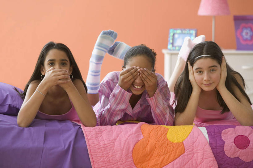 西方人,儿童,耳朵,三个人,笑,微笑,露齿笑,横图,室内,白天,正面,游戏,纯洁,床,柜子,台灯,卧室,欧洲,欧洲人,服装,床单,玩,注视,休闲装,娱乐,小孩,衣服,观察,看,趴着,手势,休闲,休闲服,可爱,童年,童趣,捂,服饰,单人床,观看,察看,关注,童真,烂漫,无邪,天真,女孩,女人,女性,白种人,耳,耳部,趴,玩耍,嬉戏,彩图,全身,睡房,卧房,女生,捂着