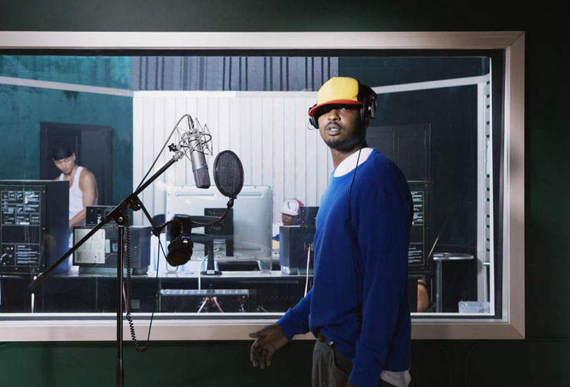 西方人,背部,三个人,伙伴,朋友,横图,室内,白天,侧面,友谊,窗户,帽子,欧洲,非洲,黑人,欧洲人,服装,注视,休闲装,设备,玻璃窗,衣服,耳麦,话筒,观察,看,休闲,休闲服,服饰,观看,察看,麦克风,录音,嘻哈,关注,友情,男人,男性,年轻男性,非洲人,半身,彩图