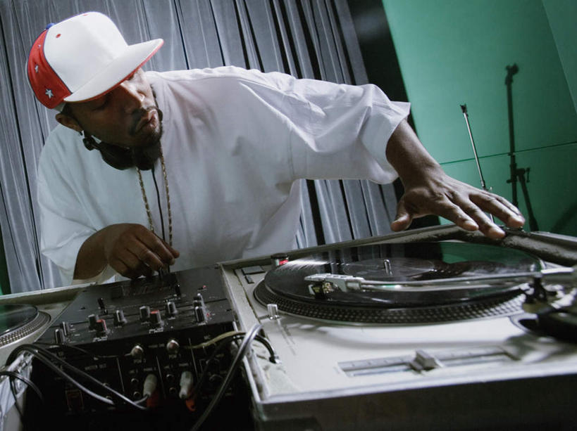 西方人,一个人,坐,横图,室内,白天,正面,窗帘,帽子,欧洲,非洲,黑人,欧洲人,仅一个男性,仅一个人,服装,唱片,注视,休闲装,仅一个年轻男性,衣服,耳麦,观察,看,休闲,休闲服,服饰,观看,察看,录音棚,嘻哈,关注,音乐骑士,男人,男性,年轻男性,非洲人,音乐工作者,坐着,半身,彩图