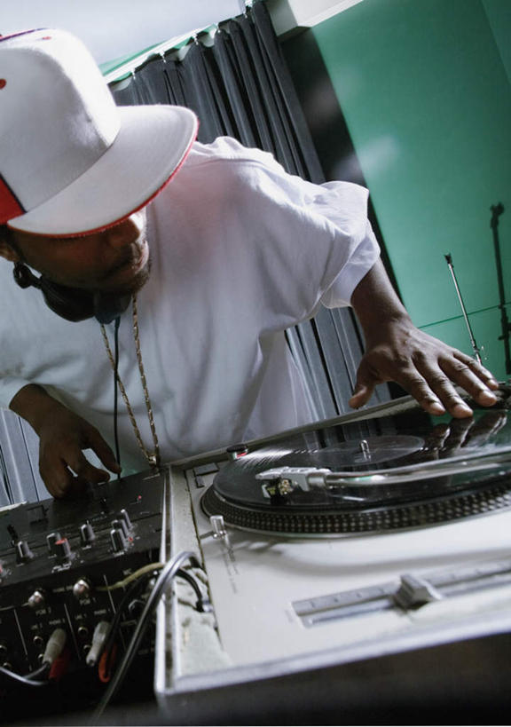 西方人,一个人,坐,竖图,室内,白天,正面,窗帘,帽子,欧洲,非洲,黑人,欧洲人,仅一个男性,仅一个人,握,服装,唱片,拿,拿着,注视,休闲装,仅一个年轻男性,衣服,耳麦,观察,看,休闲,休闲服,握着,服饰,观看,察看,录音棚,嘻哈,关注,音乐骑士,男人,男性,年轻男性,非洲人,音乐工作者,坐着,半身,彩图