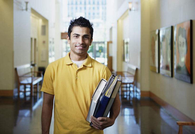 西方人,一个人,办公室,捧,笑,微笑,露齿笑,横图,室内,白天,正面,看书,阅读,书籍,椅子,欧洲,欧洲人,仅一个男性,仅一个人,学习,朦胧,模糊,墙,靠背椅,休闲装,壁画,墙壁,墙面,画,仅一个年轻男性,书本,看,休闲,休闲服,读书,浏览,男人,男性,年轻男性,白种人,书,图书,装饰画,端,端着,捧着,手捧,半身,彩图