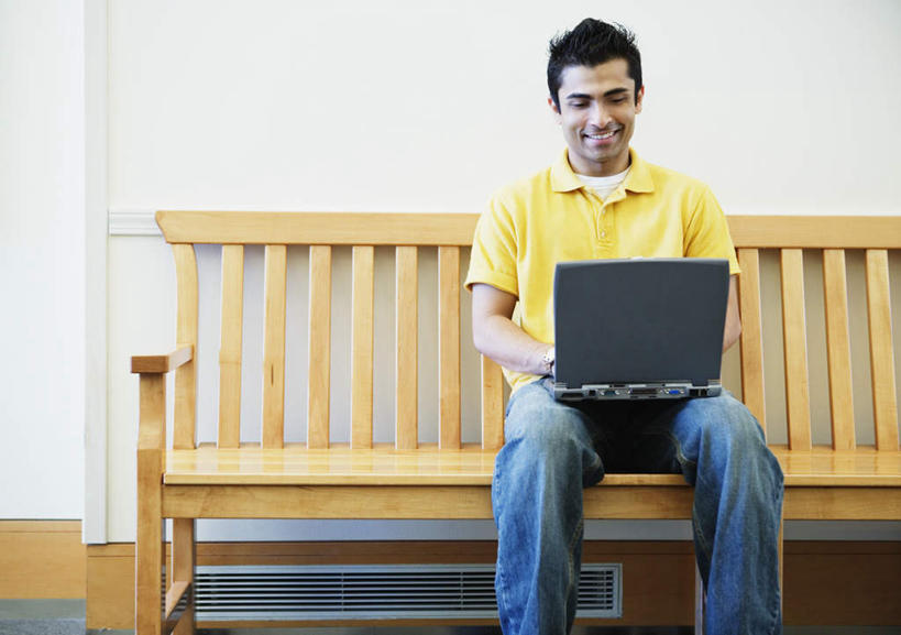 西方人,一个人,坐,捧,笑,微笑,露齿笑,横图,室内,白天,正面,电脑,笔记本电脑,椅子,欧洲,欧洲人,仅一个男性,仅一个人,网络,墙,靠背椅,注视,休闲装,通讯设备,墙壁,墙面,仅一个年轻男性,观察,看,休闲,休闲服,观看,察看,无线,关注,通信设备,无线网络,无线上网,便携式电脑,手提电脑,男人,男性,年轻男性,白种人,端,端着,捧着,手捧,坐着,半身,彩图