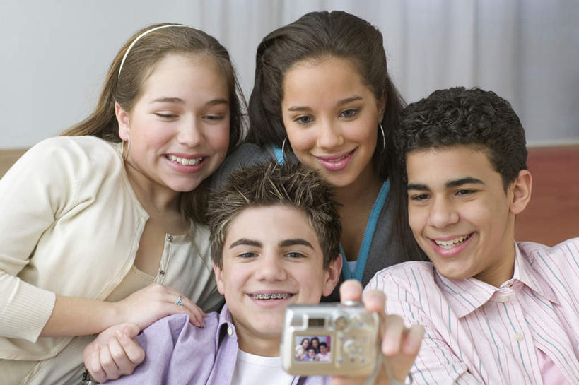 西方人,脸,头,脸颊,四个人,伙伴,朋友,站,坐,笑,微笑,露齿笑,横图,室内,特写,白天,正面,衬衫,陶醉,快乐,友谊,欧洲,欧洲人,戴,服装,音乐,拿,音乐播放器,拿着,注视,休闲装,肩膀,衣服,耳机,耳麦,观察,看,站着,享受,休闲,休闲服,服饰,观看,察看,合影,关注,MP3播放器,友情,男人,男性,年轻男性,年轻女性,女人,女性,白种人,头部,脸部,脸蛋,面部,照相机,坐着,半身,彩图,衬衣,照相,播放器,沉醉