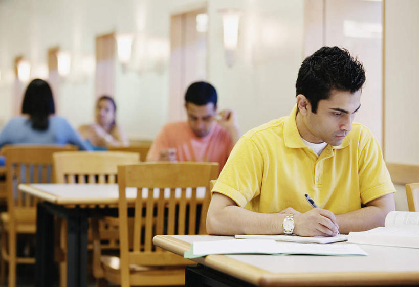 西方人,四个人,伙伴,朋友,餐厅,说,横图,室内,白天,正面,友谊,餐桌,桌子,椅子,欧洲,欧洲人,握,写字,服装,笔,壁灯,纸,墙,灯光,靠背椅,休闲装,墙壁,墙面,灯,衣服,灯具,记录,休闲,休闲服,握着,服饰,餐台,照明设备,交流,友情,男人,男性,年轻男性,年轻女性,女人,女性,白种人,沟通,讲话,交谈,说话,谈话,半身,彩图,餐馆,饭店,饭馆