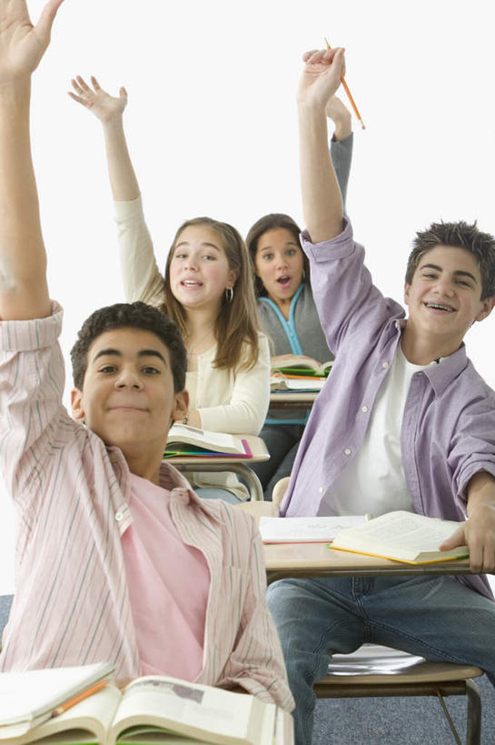 西方人,四个人,坐,举,笑,微笑,露齿笑,竖图,室内,白天,白色背景,正面,衬衫,看书,阅读,桌面,桌子,书籍,椅子,欧洲,欧洲人,服装,笔,拿,拿着,休闲装,衣服,笔记本,书本,休闲,休闲服,浏览,摄影,服饰,影棚,课本,问题,男人,男性,年轻男性,年轻女性,女人,女性,白种人,举手,举着,坐着,半身,彩图,影棚拍摄,衬衣,拍摄