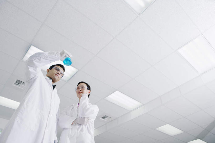 西方人,两个人,伙伴,朋友,医生,医院,站,举,笑,微笑,露齿笑,横图,室内,白天,仰视,友谊,合作,团队,仪器,地板,天花板,玻璃,欧洲,欧洲人,戴,光线,烧杯,试管,眼镜,实验室,灯光,地面,托腮,注视,顶灯,玻璃瓶,手套,灯具,观察,记录,看,托,站着,医护人员,思考,战略,实验仪器,观看,戴着,察看,白大褂,关注,托下巴,橡胶手套,照明工具,联合,合谋,配合,协作,男人,男性,年轻男性,年轻女性,女人,女性,白种人,举着,半身,彩图,低角度拍摄,防护眼镜