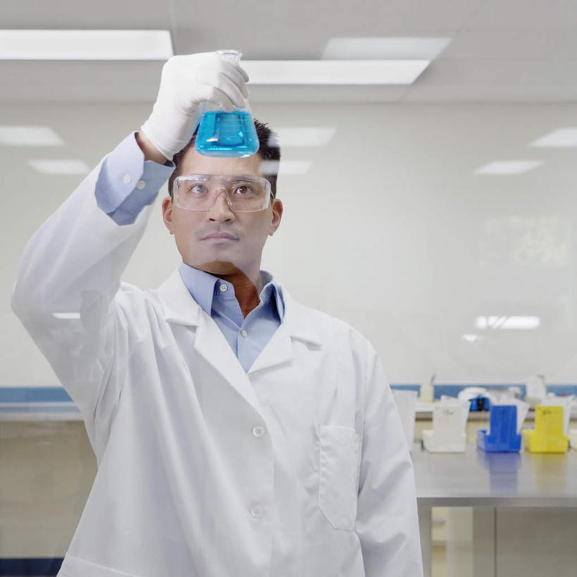 东方人,一个人,站,方图,室内,白天,正面,衬衫,仪器,桌面,桌子,亚洲,仅一个男性,仅一个人,仅一个中年男性,戴,眼镜,液体,实验室,灯光,注视,黄种人,顶灯,灯,玻璃瓶,瓶子,灯具,观察,看,站着,实验仪器,观看,戴着,察看,白大褂,关注,照明工具,男人,男性,中年男性,亚洲人,半身,彩图,衬衣,防护眼镜