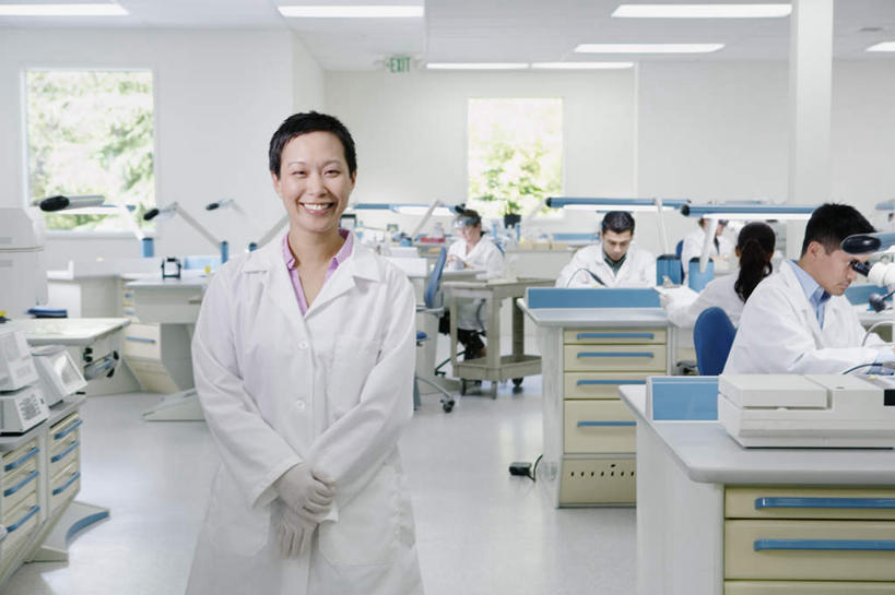 西方人,伙伴,朋友,站,坐,笑,微笑,露齿笑,横图,室内,白天,正面,友谊,合作,团队,仪器,窗户,地板,台灯,桌面,桌子,椅子,欧洲,欧洲人,戴,朦胧,模糊,实验室,地面,许多人,注视,顶灯,玻璃窗,窗台,灯,手套,灯具,观察,看,手放前,站着,一群人,战略,实验仪器,观看,戴着,察看,白大褂,关注,橡胶手套,照明工具,联合,合谋,配合,协作,男人,男性,年轻男性,年轻女性,女人,女性,白种人,坐着,半身,彩图