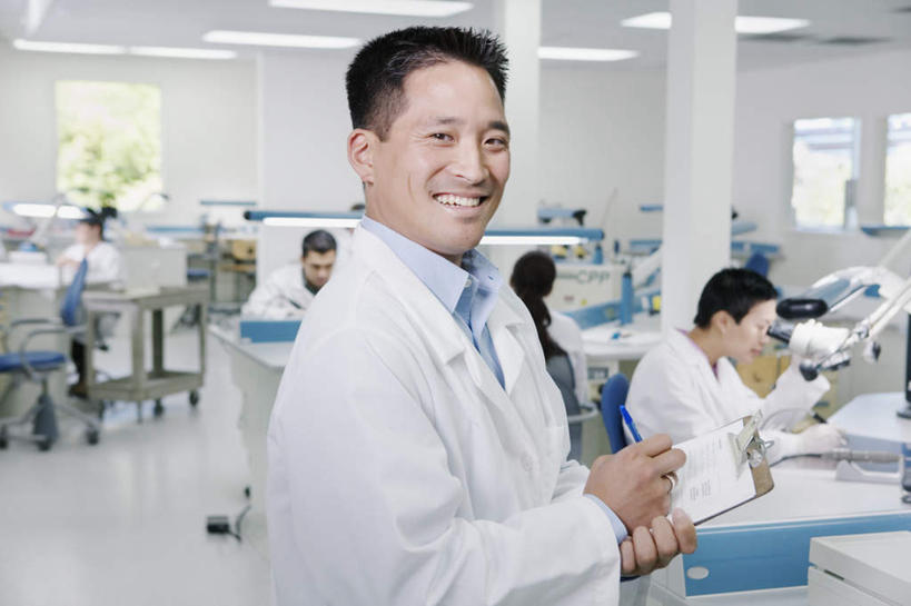 东方人,西方人,伙伴,朋友,医生,医院,站,笑,微笑,露齿笑,横图,室内,白天,正面,衬衫,友谊,合作,团队,仪器,窗户,台灯,桌面,桌子,照明,欧洲,欧洲人,亚洲,戴,朦胧,模糊,档案,文件,眼镜,窗,实验室,许多人,注视,黄种人,顶灯,玻璃窗,灯,瓶子,手套,资料,灯具,观察,看,站着,一群人,医护人员,医疗人员,塑料瓶,战略,实验仪器,观看,戴着,察看,白大褂,关注,橡胶手套,医疗机构,联合,合谋,配合,协作,男人,男性,年轻男性,年轻女性,女人,女性,白种人,亚洲人,大夫,半身,彩图,衬衣,病院,诊所,防护眼镜