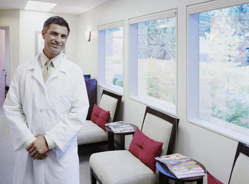 西方人,一个人,医生,医院,站,握手,笑,微笑,露齿笑,横图,室内,白天,正面,衬衫,窗户,靠垫,沙发,报纸,椅子,欧洲,欧洲人,仅一个男性,仅一个人,靠枕,领带,茶几,注视,顶灯,玻璃窗,灯,仅一个年轻男性,灯具,观察,看,手放前,握拳,站着,医护人员,观看,察看,白大褂,关注,沙发椅,照明工具,男人,男性,年轻男性,白种人,半身,彩图,衬衣