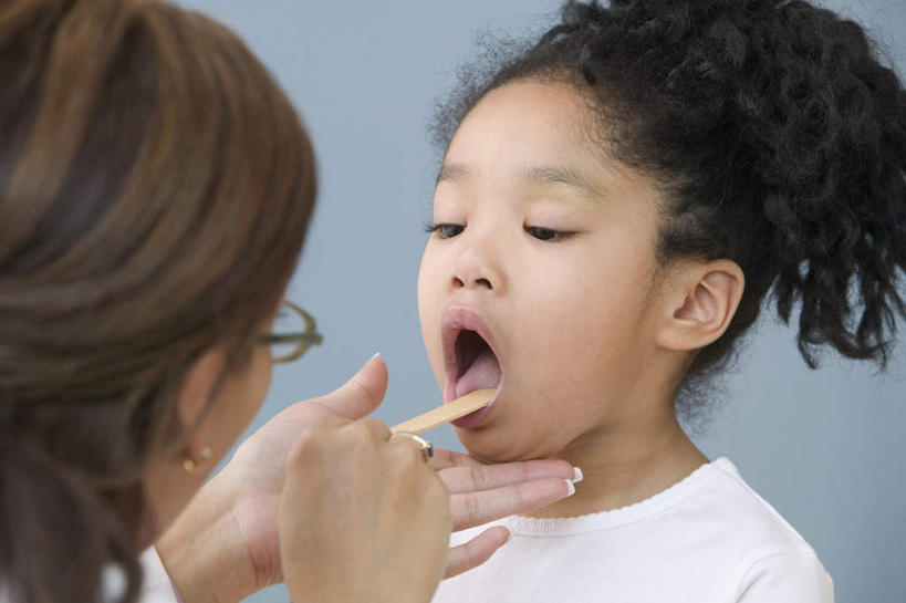 东方人,西方人,儿童,脸,头,脸颊,喉咙,背部,两个人,医生,医院,站,横图,室内,特写,白天,正面,工作服,制服,纯洁,仪器,欧洲,非洲,黑人,欧洲人,亚洲,灰色背景,服装,检查,休闲装,黄种人,肩膀,相视,小孩,衣服,站着,张嘴,休闲,健康,面对面,休闲服,可爱,童年,童趣,摄影,服饰,影棚,对视,医疗,白大褂,相对,张大嘴巴,童真,烂漫,无邪,压舌板,相看,工作制服,天真,年轻女性,女孩,女人,女性,非洲人,亚洲人,咽喉,头部,脸部,脸蛋,面部,半身,彩图,影棚拍摄,工作套服,拍摄