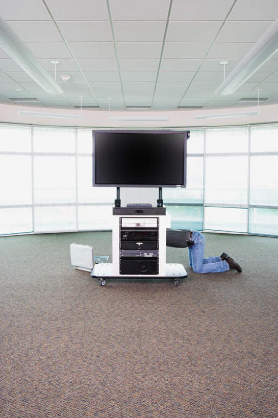 一个人,无人,办公室,会议室,竖图,室内,白天,正面,电脑,笔记本电脑,窗户,落地窗,静物,电视,照明,仅一个男性,仅一个人,开会,整齐,网络,屏幕,灯饰,设备,通讯设备,维修,玻璃窗,灯,排列,仅一个年轻男性,一个,灯具,趴着,面对面,巨大,修理,明亮,无线,电子设备,通信设备,无线网络,无线上网,便携式电脑,手提电脑,男人,男性,年轻男性,电视机,趴,彩图