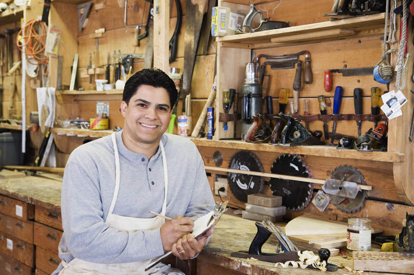 西方人,一个人,站,笑,微笑,露齿笑,横图,室内,白天,正面,工作服,制服,齿轮,金属制品,欧洲,欧洲人,仅一个男性,仅一个人,仅一个中年男性,一排,撑,连接,组合,整齐,金属,工具,镊子,围裙,注视,排列,观察,看,站着,观看,螺丝刀,修理,起子,链接,修,五金,察看,撑着,紧固,队列,关注,拼接,拼凑,拼合,凑集,聚合,撮合,链结,牢固,改锥,工作制服,男人,男性,中年男性,白种人,站立,半身,彩图,工作套服