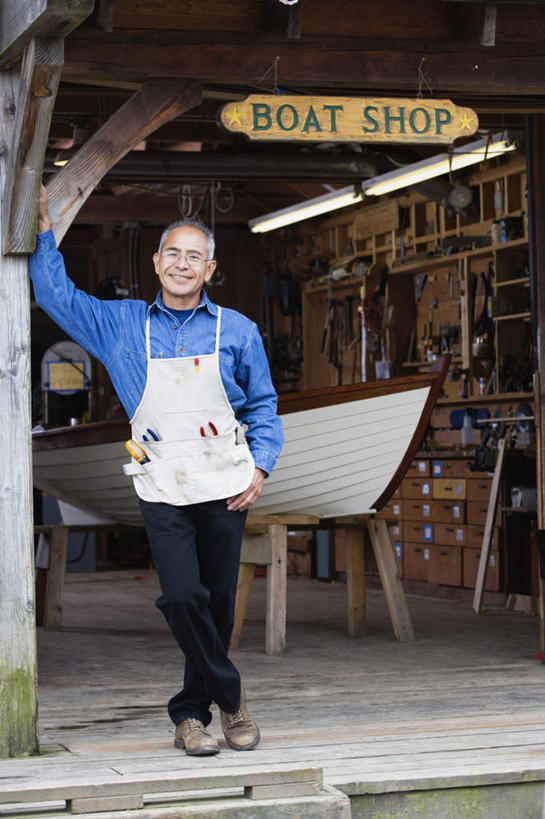 帆船,西方人,一个人,机修工,家,站,笑,微笑,露齿笑,竖图,室外,白天,正面,工作服,制服,欧洲,欧洲人,仅一个男性,仅一个人,英文,镊子,字母,凳子,房屋,屋子,注视,楼房,架子,住宅,工人,模型,观察,看,站着,仅一个老年男性,观看,螺丝刀,修理,修,察看,关注,工作制服,老年男性,男人,男性,白种人,机械师,机修工人,彩图,全身,工作套服,房子