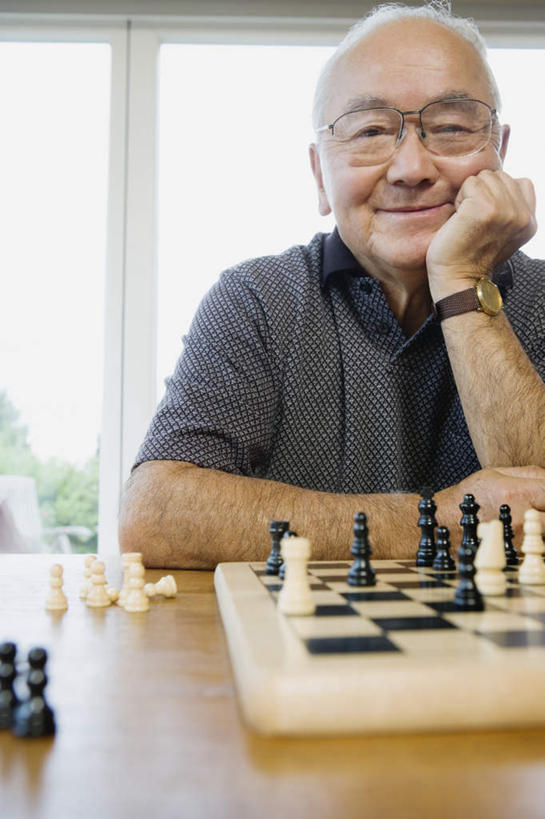 东方人,一个人,竖图,室内,白天,正面,游戏,快乐,比赛,竞争,沙发,亚洲,仅一个男性,仅一个人,撑,朦胧,模糊,手表,毯子,玩,托腮,注视,黄种人,娱乐,饰品,首饰,象棋,观察,看,托,仅一个老年男性,休闲,棋盘,国际象棋,益智,下棋,观看,活动,察看,发泄,关注,消遣,智力,托下巴,宣泄,老年男性,男人,男性,亚洲人,玩耍,嬉戏,半身,彩图