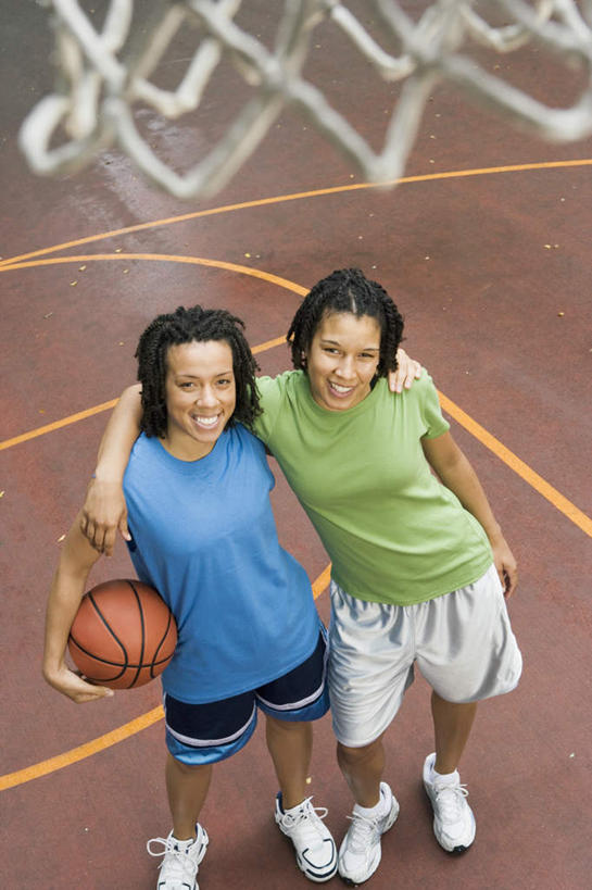 西方人,两个人,伙伴,朋友,体育馆,运动场,站,抱,笑,微笑,露齿笑,竖图,俯视,室外,白天,运动服,锻炼,友谊,运动,篮球,欧洲,黑人,欧洲人,服装,篮球场,体育场,衣服,站着,服饰,衣着,穿着,运动馆,衣饰,体育,友情,年轻女性,女人,女性,搂,搂抱,相抱,彩图,高角度拍摄,全身,健身,运动装