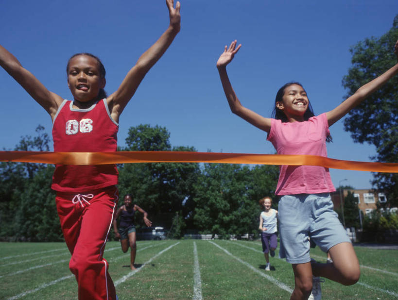 东方人,西方人,儿童,四个人,操场,跑,伸展双臂,横图,室外,白天,仰视,运动服,锻炼,运动,草地,草坪,植物,欧洲,黑人,欧洲人,亚洲,服装,朦胧,模糊,黄种人,草,树木,小孩,衣服,蓝色,绿色,蓝天,天空,天,张嘴,服饰,冲刺,衣着,穿着,终点线,张大嘴巴,衣饰,体育,女孩,女人,女性,亚洲人,张开嘴,敞开双臂,跑步,伸开双臂,展开双肩,张开手臂,张开双臂,半身,彩图,低角度拍摄,健身,女生,运动装