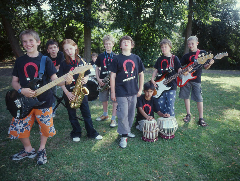 西方人,儿童,伙伴,朋友,站,坐,横图,室外,白天,正面,制服,友谊,合作,团队,草地,草坪,植物,欧洲,欧洲人,乐队,表演,阴影,服装,影子,鼓,吉他,乐器,萨克斯,弦乐器,许多人,音乐,演奏,注视,队伍,草,小孩,绿色,观察,看,站着,一群人,校服,战略,观看,察看,演出,歌舞,关注,弹拨弦鸣乐器,奏乐,学生服,联合,合谋,上演,配合,协作,男孩,男人,男性,女孩,女人,女性,白种人,坐着,彩图,全身,弹拨弦乐器,男生,女生