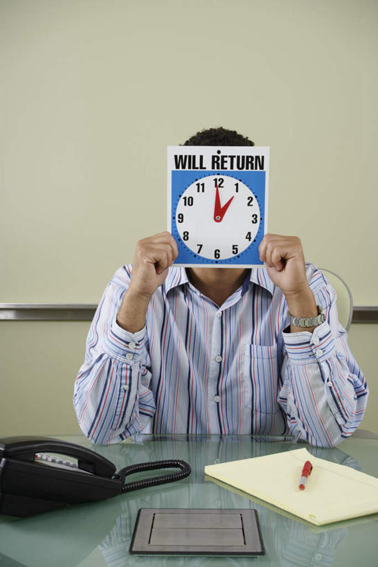 西方人,一个人,商务人士,商务男性,坐,举,打电话,竖图,室内,白天,正面,衬衫,桌子,电话,椅子,欧洲,非洲,黑人,欧洲人,仅一个男性,仅一个人,套装,笔,标示,时钟,文字,纸,拿,拿着,通讯设备,仅一个年轻男性,托,时针,遮,遮掩,分针,掩盖,遮挡,商务装,工薪阶层,遮盖,掩饰,交流,男人,男性,年轻男性,非洲人,白领,上班族,钟,沟通,举起,举手,举着,通话,向上举,向上伸,向上托,坐着,半身,彩图,衬衣