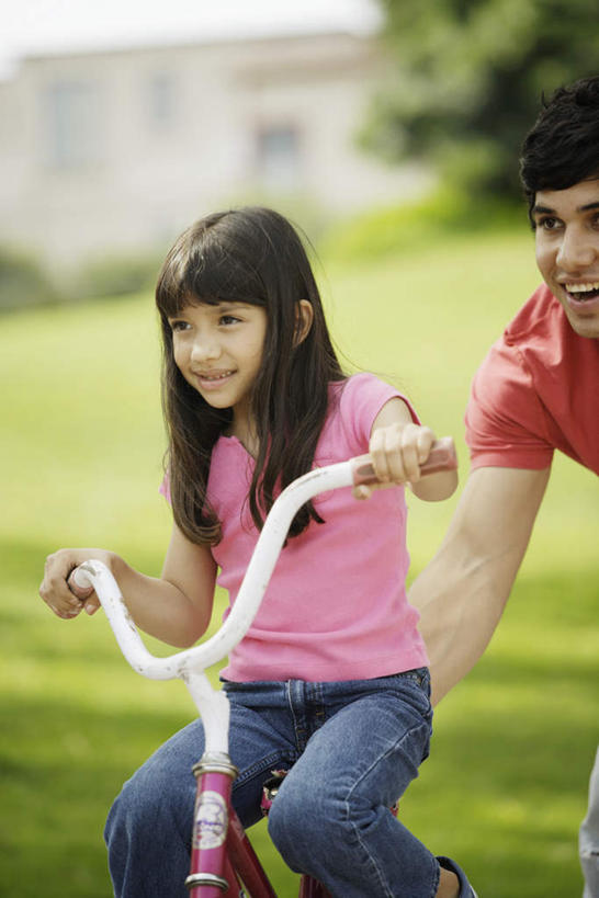 西方人,儿童,两个人,家庭,父亲,女儿,站,坐,笑,微笑,露齿笑,竖图,室外,白天,正面,纯洁,草地,草坪,树林,植物,自行车,欧洲,欧洲人,服装,朦胧,模糊,单车,注视,休闲装,脚踏车,草,树,树木,小孩,衣服,绿色,蓝天,天空,自然,天,观察,看,站着,骑车,休闲,温暖,温馨,父女,一家人,休闲服,父爱,可爱,童年,童趣,服饰,观看,和睦,察看,关注,童真,烂漫,无邪,天真,男人,男性,年轻男性,女孩,白种人,孩子,年轻人,站立,坐着,半身,彩图,融洽,女生