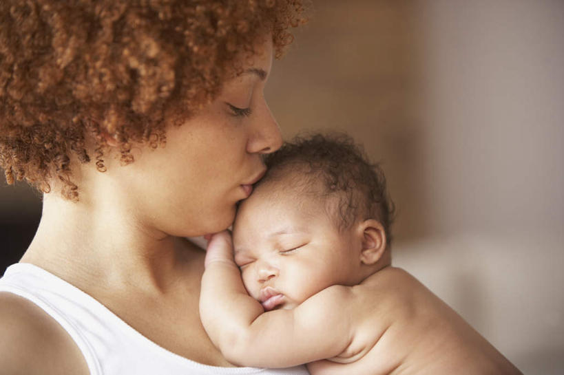 西方人,婴儿,脸,头,脸颊,头发,两个人,家庭,母亲,儿子,站,闭眼,抱,睡,横图,室内,特写,白天,正面,纯洁,欧洲,非洲,黑人,欧洲人,黄发,朦胧,模糊,房屋,屋子,公寓,注视,肩膀,住宅,观察,看,站着,温暖,温馨,母子,一家人,可爱,母爱,童年,童趣,抱着,观看,和睦,察看,搂着,关注,童真,烂漫,无邪,天真,年轻女性,女人,女性,非洲人,头部,卷发,额头,脸部,脸蛋,面部,闭着眼,困,搂,亲吻,睡觉,站立,半身,彩图,房子,融洽,短发