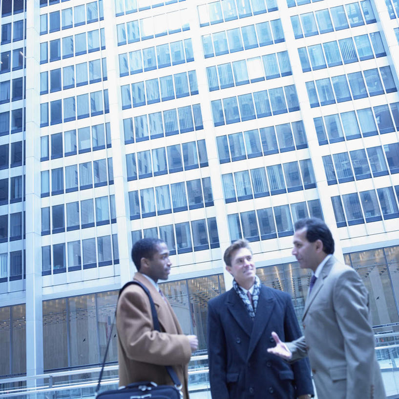 西方人,三个人,同事,商务人士,商务男性,站,说,竖图,室外,白天,仰视,衬衫,成功,办公楼,合作,团队,集体,信心,欧洲,非洲,黑人,欧洲人,套装,包,文件,拿,拿着,队伍,背包,资料,站着,商务楼,领导,成就,商务装,合伙,领袖,工薪阶层,男人,男性,年轻男性,非洲人,白领,上班族,讲话,交谈,说话,谈话,半身,彩图,低角度拍摄,衬衣,商务包