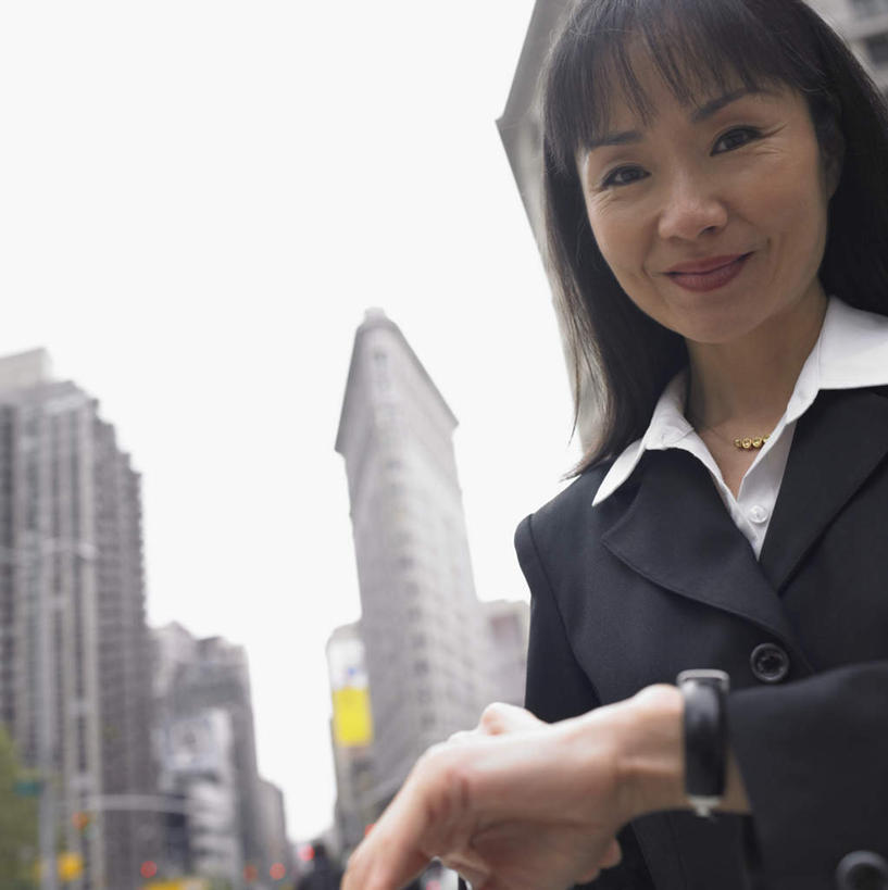 东方人,一个人,商务人士,商务女性,高楼大厦,站,笑,微笑,露齿笑,竖图,室外,白天,仰视,摩天大楼,亚洲,仅一个女性,仅一个人,套装,手表,注视,黄种人,观察,看,站着,仅一个中年女性,观看,察看,关注,商务装,工薪阶层,计时工具,女人,女性,中年女性,亚洲人,白领,上班族,半身,彩图,低角度拍摄,大楼,高层建筑,高楼,摩天楼