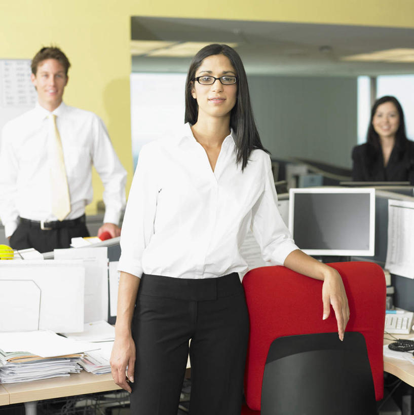 西方人,三个人,同事,商务人士,商务女性,站,笑,微笑,露齿笑,竖图,室内,白天,正面,成功,合作,团队,集体,信心,桌子,椅子,欧洲,欧洲人,套装,注视,输入设备,队伍,观察,看,站着,观看,察看,领导,成就,关注,液晶显示屏,商务装,合伙,领袖,工薪阶层,输出设备,男人,男性,年轻男性,年轻女性,女人,女性,白种人,白领,上班族,半身,彩图