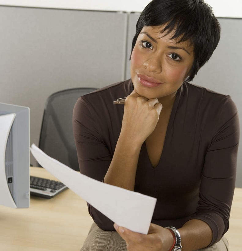 西方人,一个人,商务男性,坐,竖图,室内,白天,正面,衬衫,桌子,欧洲,欧洲人,仅一个女性,仅一个人,套装,圆珠笔,纸张,拿,拿着,注视,输入设备,白纸,观察,看,仅一个中年女性,观看,察看,关注,液晶显示屏,商务装,工薪阶层,输出设备,女人,女性,中年女性,白种人,白领,上班族,坐着,半身,彩图,衬衣