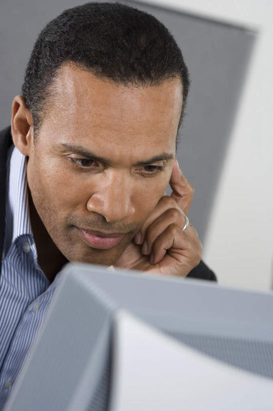 西方人,脸,头,脸颊,商务男性,坐,竖图,室内,特写,白天,白色背景,正面,衬衫,电脑,显示器,鼠标,键盘,欧洲,欧洲人,仅一个男性,仅一个人,套装,网络,注视,输入设备,通讯设备,肩膀,仅一个年轻男性,观察,看,台式电脑,摄影,影棚,观看,察看,个人,关注,通信设备,商务装,工薪阶层,输出设备,男人,男性,年轻男性,白种人,头部,脸部,脸蛋,面部,白领,上班族,坐着,半身,彩图,影棚拍摄,衬衣,拍摄