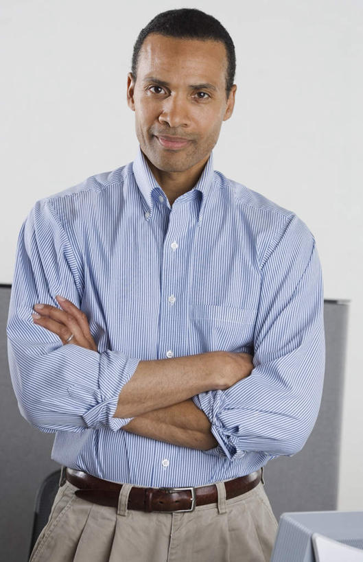 西方人,商务男性,站,双手交叉,竖图,室内,白天,白色背景,正面,衬衫,欧洲,欧洲人,仅一个男性,仅一个人,套装,注视,仅一个年轻男性,观察,看,站着,摄影,影棚,观看,察看,双手抱胸,个人,关注,商务装,工薪阶层,男人,男性,年轻男性,白种人,白领,上班族,半身,彩图,影棚拍摄,衬衣,拍摄