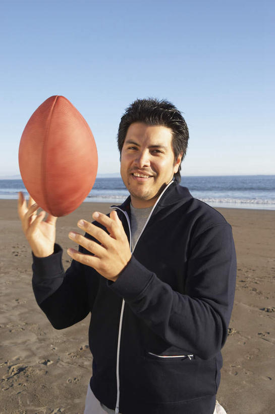 西方人,一个人,站,笑,微笑,露齿笑,竖图,室外,白天,正面,锻炼,快乐,成功,比赛,运动,合作,团队,信心,竞争,橄榄球,海洋,沙滩,欧洲,欧洲人,仅一个男性,仅一个人,仅一个中年男性,沙子,海岸,水平线,辽阔,海平线,沙地,速度,拿,拿着,注视,娱乐,运动器械,队伍,一个,海水,观察,看,站着,休闲,广阔,健身器械,力量,平衡,单个,观看,一望无际,协调,察看,体育运动,成就,关注,健身器材,灵敏,合伙,柔韧,美式橄榄球,耐力,无边无际,一马平川,体育,美式足球,男人,男性,中年男性,白种人,大海,海,海滩,半身,彩图,健身,水天相接,水天一线,运动器材