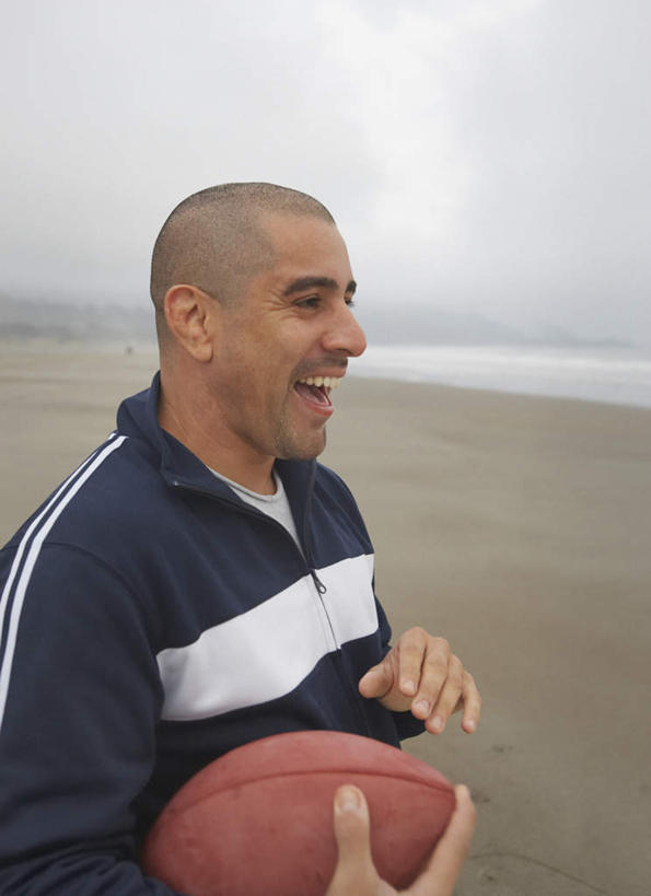 西方人,一个人,站,竖图,室外,白天,侧面,锻炼,旅游,度假,快乐,比赛,运动,竞争,橄榄球,海洋,沙滩,欧洲,欧洲人,仅一个男性,仅一个人,仅一个中年男性,朦胧,模糊,沙子,海岸,水平线,辽阔,海平线,沙地,娱乐,海水,站着,享受,休闲,广阔,放松,一望无际,体育运动,无边无际,一马平川,体育,男人,男性,中年男性,白种人,大海,海,海滩,玩耍,半身,彩图,健身,水天相接,水天一线