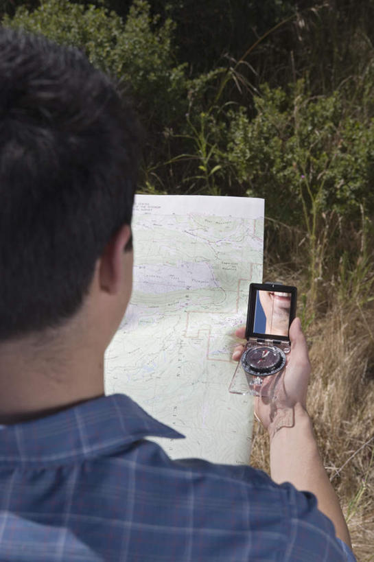 西方人,一个人,站,竖图,室外,特写,白天,旅游,度假,山,山脉,地图,手机,欧洲,欧洲人,仅一个男性,仅一个人,服装,山峰,拿,拿着,注视,休闲装,娱乐,肩膀,仅一个年轻男性,背面,衣服,群山,观察,看,站着,享受,休闲,休闲服,放松,服饰,观看,察看,关注,男人,男性,年轻男性,白种人,手提电话,移动电话,玩耍,半身,彩图