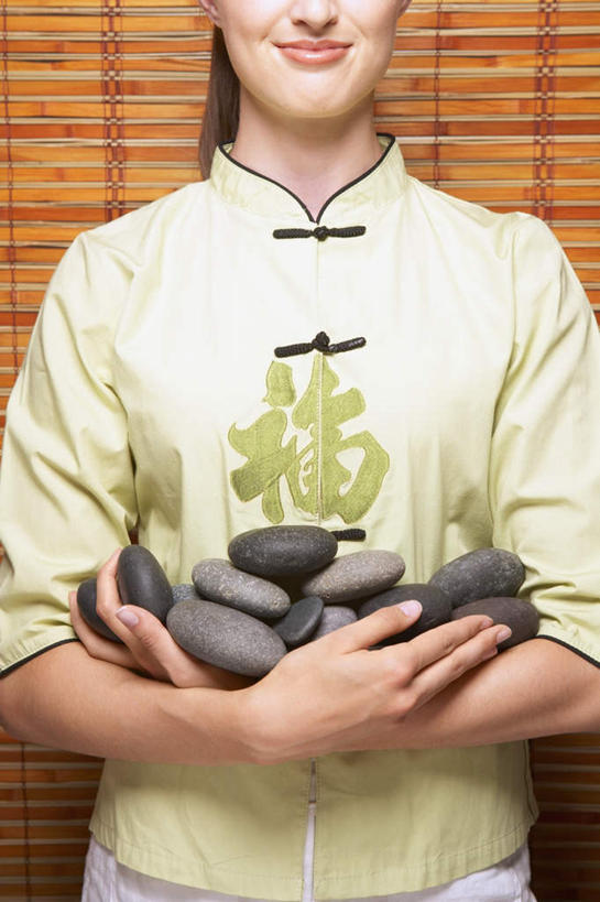 西方人,一个人,站,捧,笑,微笑,竖图,室内,白天,正面,欧洲,欧洲人,仅一个年轻女性,仅一个女性,仅一个人,一堆,标志,文字,字符,竹帘,标识,绿色,站着,鹅卵石,汉字,中文,按摩石,国文,华文,年轻女性,女人,女性,白种人,端,端着,捧着,手捧,站立,半身,彩图,唐装