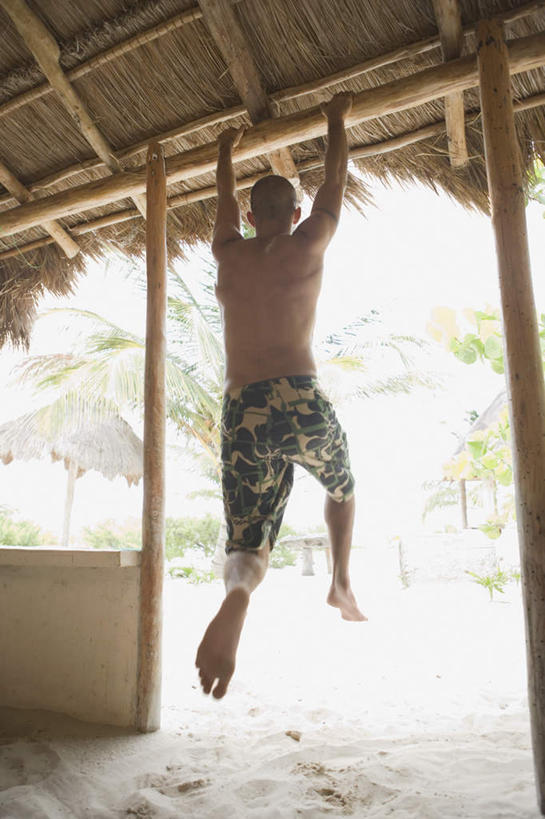 西方人,背部,一个人,引体向上,竖图,室外,白天,仰视,沙滩,欧洲,欧洲人,仅一个男性,仅一个人,阴影,光线,沙子,影子,海岸,沙地,半空,仅一个年轻男性,阳光,茅草屋,男人,男性,年轻男性,白种人,海滩,椰子树,引体上升,彩图,低角度拍摄,全身